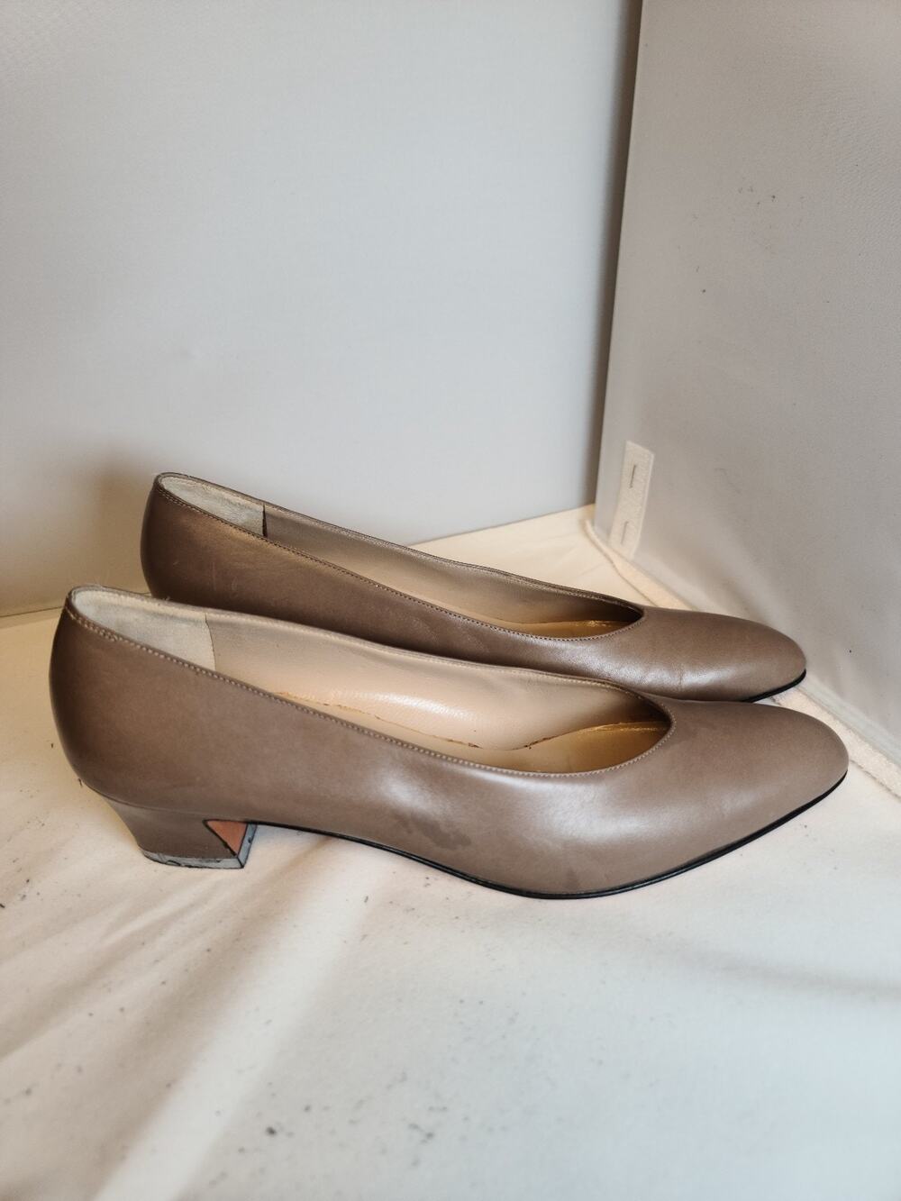 Salvatore Ferragamo women's size 6.5 2a AA Narrow pumps leather Boutique